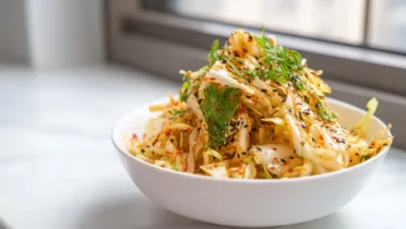 Фото блюда: Острый салат из хрустящей капусты с кунжутом