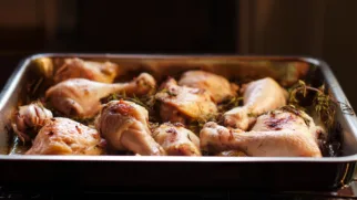 Фото рецепта: Запеченный папоротник с сочной курицей в пряном соке