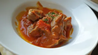 Фото рецепта: Нежная печень кролика в ярком томатном соусе