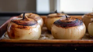 Фото рецепта: Печеный лук с кленовой глазурью для глубокого карамельного вкуса