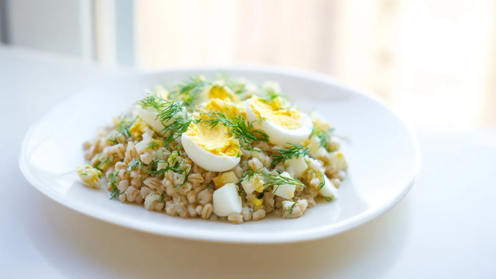 Фото блюда: Нежная перловка с яйцом и зеленью для сытного обеда