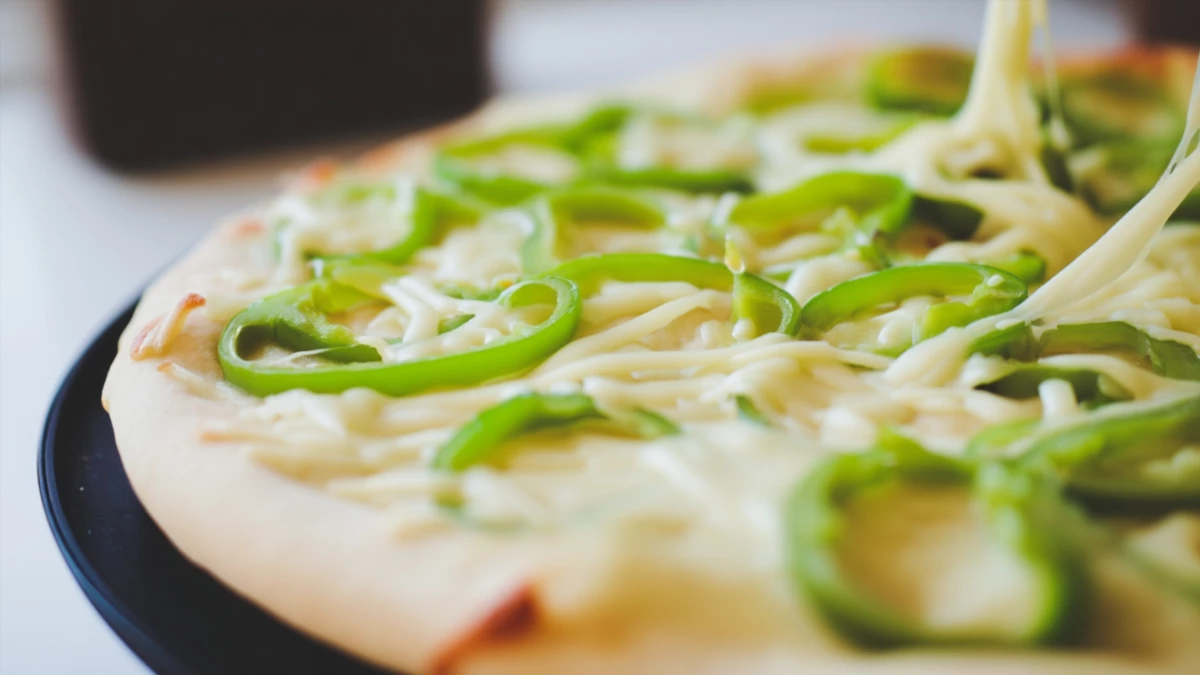 Фото блюда: Пицца с зелёным перцем и тянущимся сыром как в пиццерии