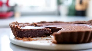 Фото рецепта: Пирог с ромом и шоколадом: как приготовить?