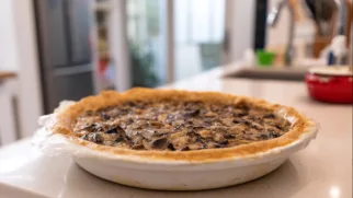 Фото рецепта: Нежный пирог с вешенками и сочной начинкой