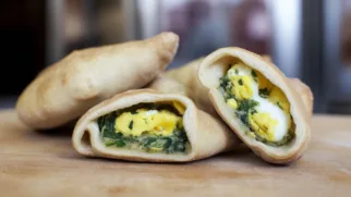 Фото рецепта: Пышные пирожки с черемшой и яйцом для уютного стола