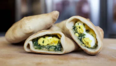 Фото блюда: Пышные пирожки с черемшой и яйцом для уютного стола