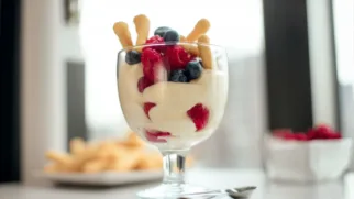 Фото рецепта: Пирожное с крем-сыром и кукурузными палочками