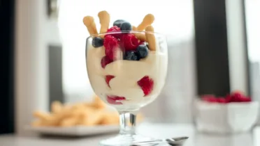 Фото рецепта Пирожное с крем-сыром и кукурузными палочками