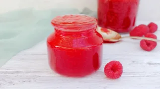 Фото рецепта: Нежное малиновое пюре для идеальных рулетов