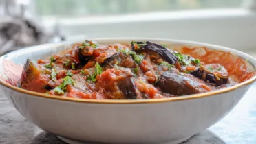 Фото блюда: Сочное рагу с баклажанами в ароматном томатном соусе