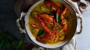 Фото блюда: Раки в пряном кокосовом карри которые удивляют ярким вкусом
