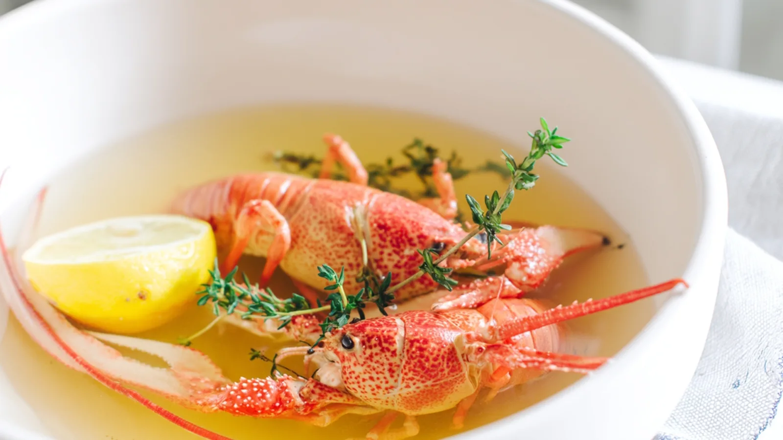 Фото блюда: Раки в нежном винном бульоне с тимьяном