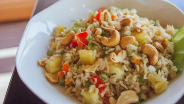 Фото блюда: Ароматный тайский рис с ананасом и кешью
