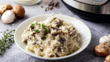 Фото блюда: Нежный рис с грибами в сливочном соусе для уютного ужина