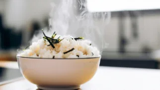 Фото рецепта: Ароматный рис с саке и хрустящими полосками нори