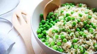 Фото рецепта: Нежный рис с зелёным горошком для вашего стола