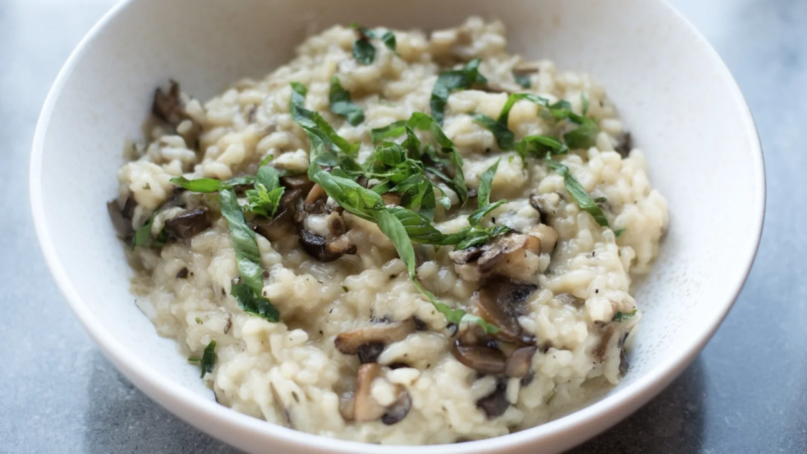 Фото блюда: Нежное ризотто с грибами и ароматным базиликом