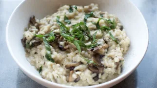 Фото рецепта: Нежное ризотто с грибами и ароматным базиликом