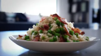 Фото рецепта: Ризотто с беконом и зеленым горошком