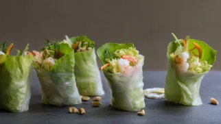 Фото рецепта: Роллы с креветками из пекинской капусты