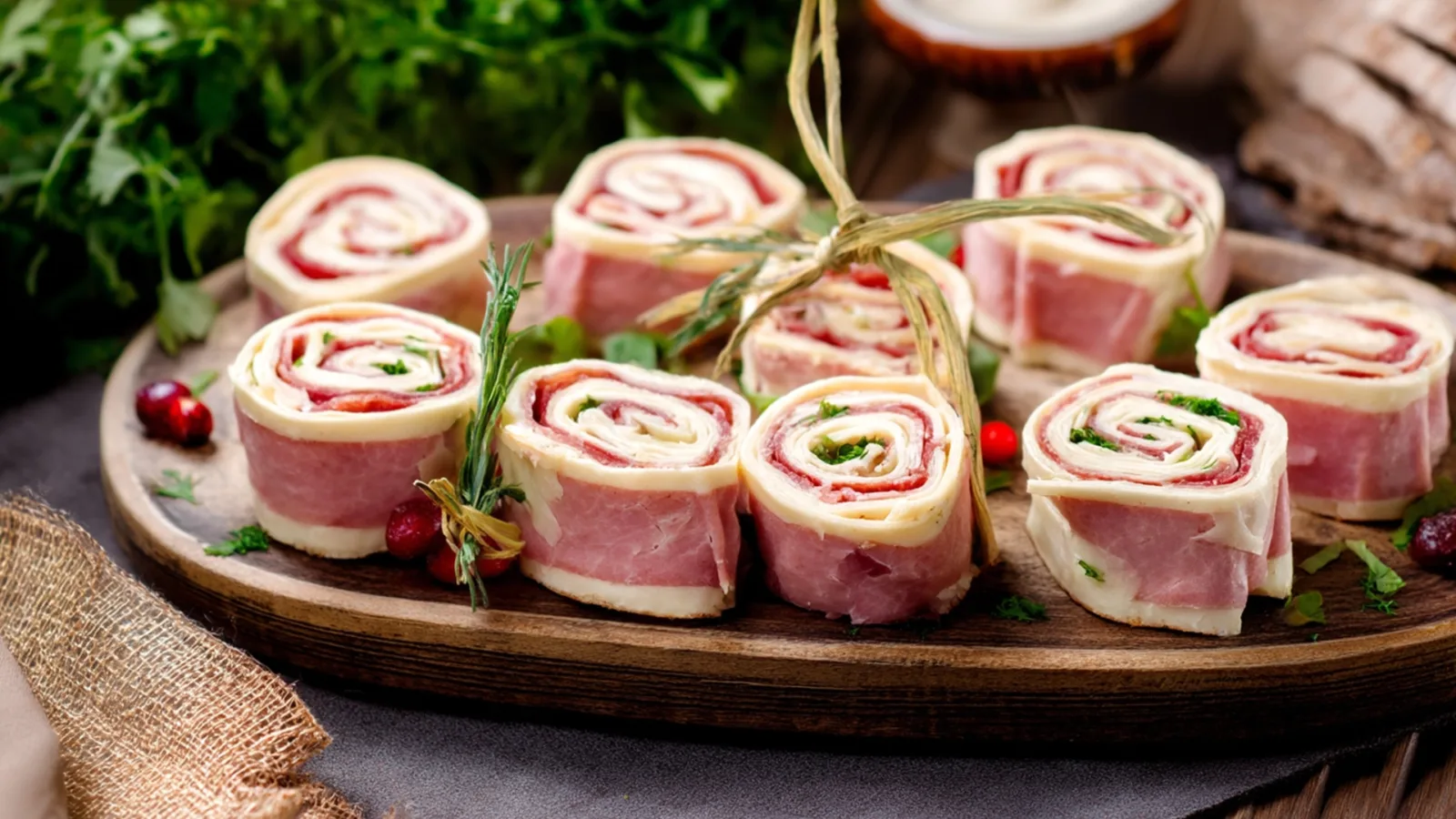 Фото блюда: Рулетики из ветчины с сыром в домашних условиях