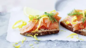 Фото блюда: Ржаные тосты с нежным копчёным лососем и ярким лимонным вкусом