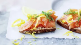 Фото рецепта: Ржаные тосты с нежным копчёным лососем и ярким лимонным вкусом