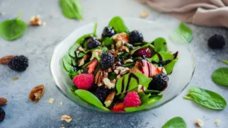 Фото рецепта: Сочный салат из шпината и ягод с мягкой сладкой кислотностью