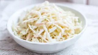 Фото рецепта: Свежий салат из капусты и яблока с ярким хрустом
