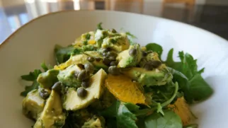 Фото рецепта: Салат с авокадо и каперсами который радует свежим вкусом