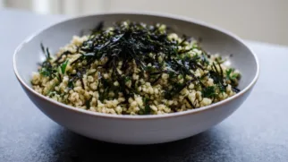 Фото рецепта: Салат с булгуром и нори с лимонной свежестью и морским ароматом
