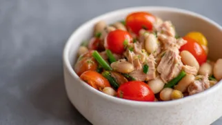 Фото рецепта: Сочный салат с фасолью и тунцом который вы приготовите за минуты