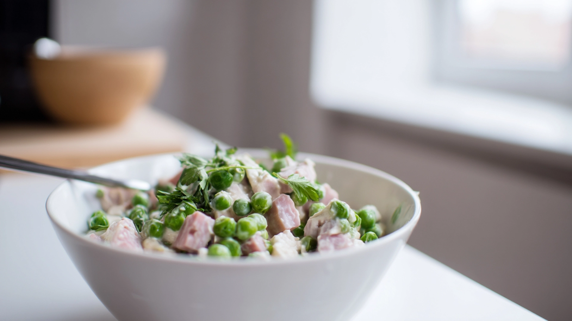 Фото блюда: Салат с горохом и ветчиной который дарит свежесть