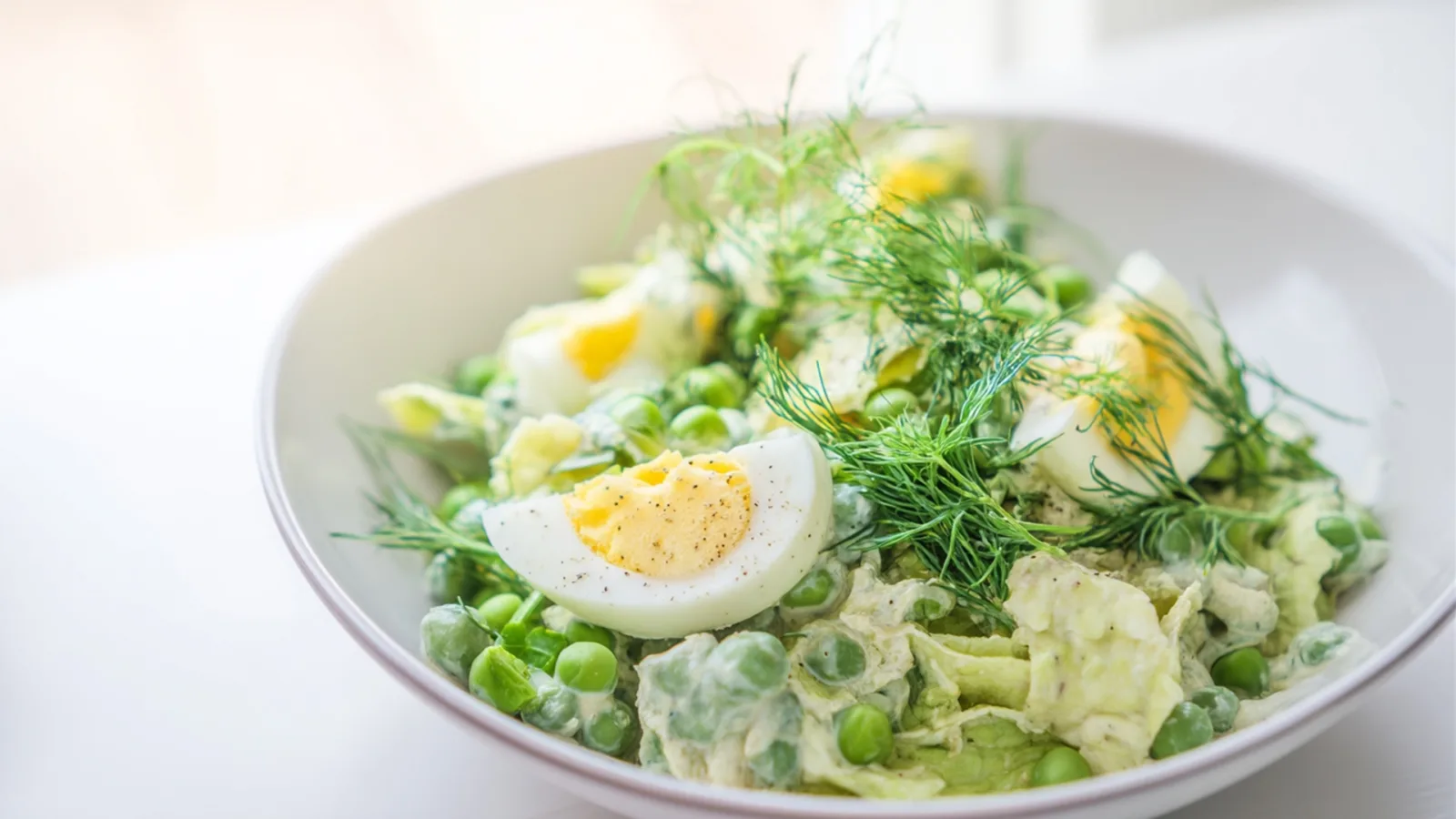 Фото блюда: Нежный салат с гороховыми хлопьями и сочным яйцом