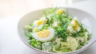 Фото блюда: Нежный салат с гороховыми хлопьями и сочным яйцом
