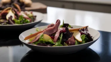 Фото блюда: Салат с грушей и копченой уткой с ярким ягодным акцентом