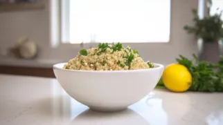 Фото рецепта: Салат с киноа и петрушкой: легкость и свежесть в каждой ложке