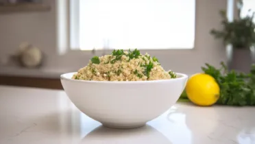 Фото блюда: Салат с киноа и петрушкой: легкость и свежесть в каждой ложке