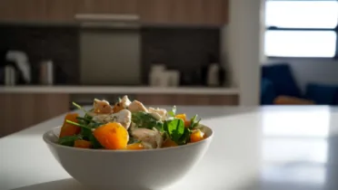 Фото блюда: Теплый салат с курагой и курицей с мягким йогуртовым соусом