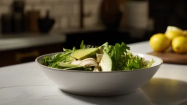 Фото блюда: Салат с курицей и авокадо который дарит свежесть в каждой ложке