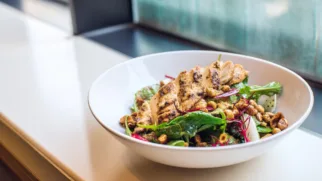 Фото рецепта: Салат с курицей и сочным соусом наршараб