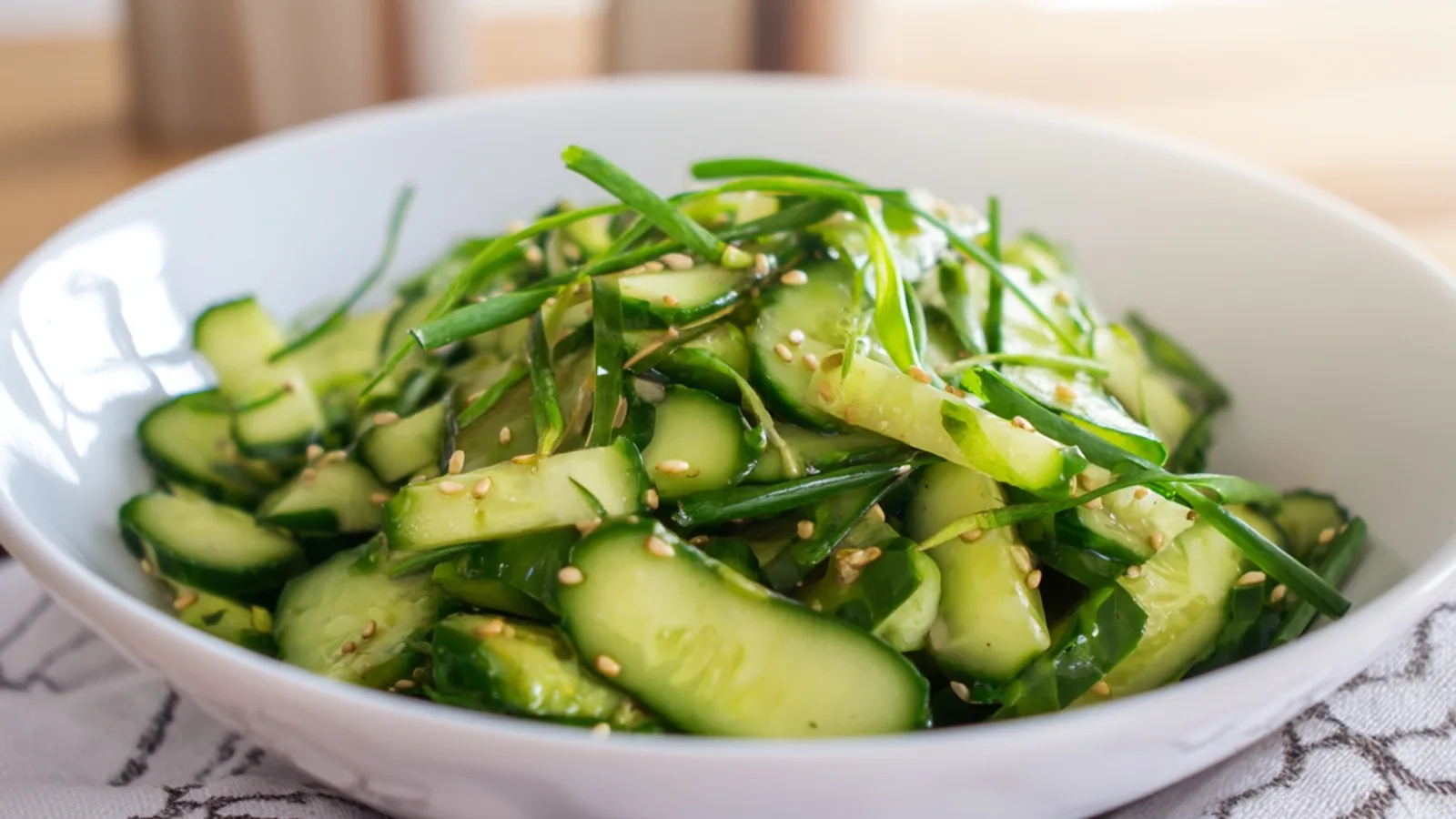 Фото блюда: Салат с огурцами и чесночными стрелками со свежим вкусом