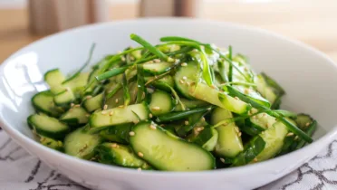 Фото блюда: Салат с огурцами и чесночными стрелками со свежим вкусом