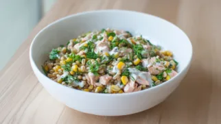 Фото рецепта: Салат с перловкой и тунцом для легкого обеда