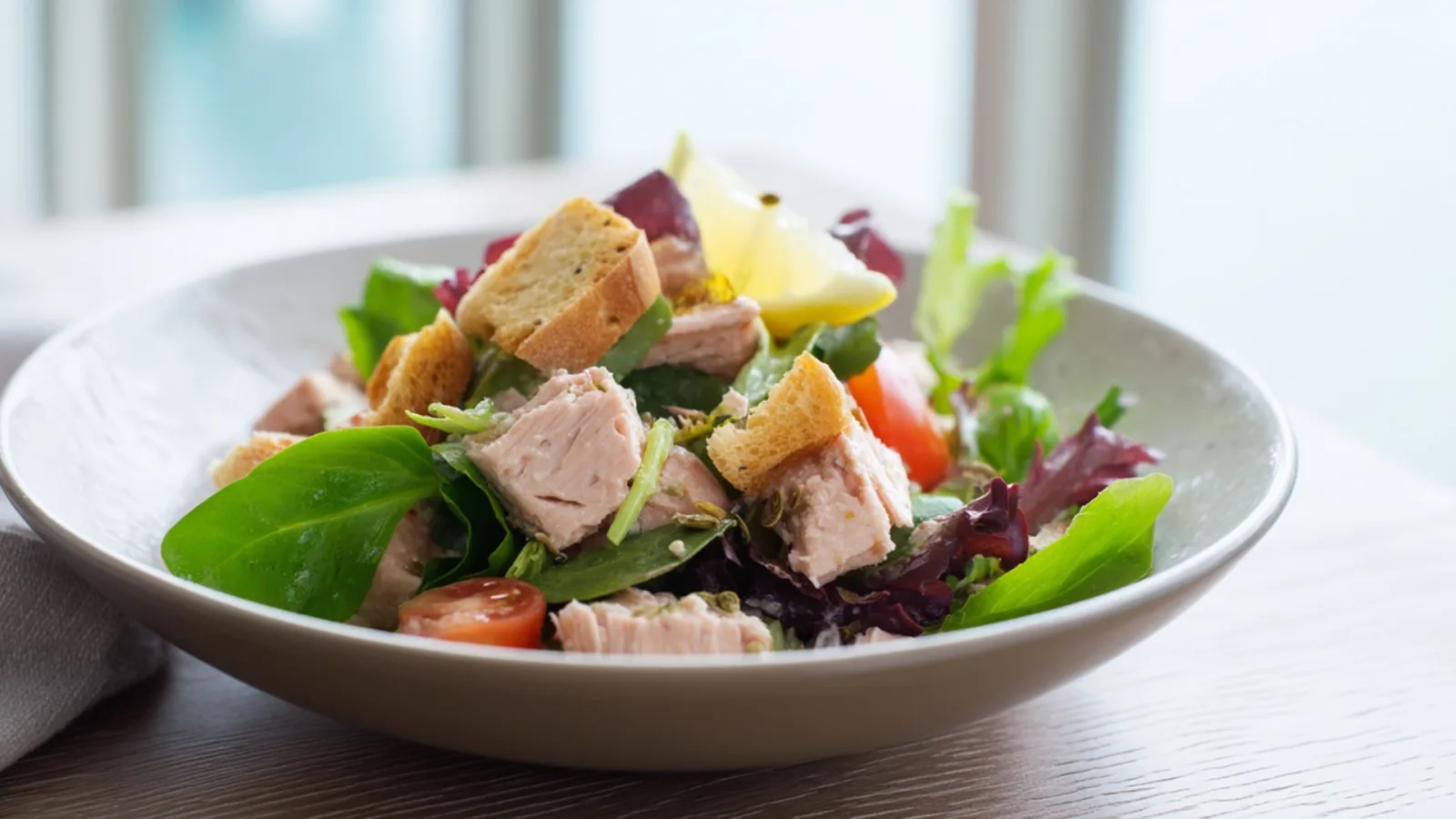 Фото блюда: Салат с тунцом и хрустящими сухариками для быстрого обеда