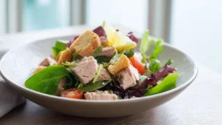 Фото рецепта: Салат с тунцом и хрустящими сухариками для быстрого обеда