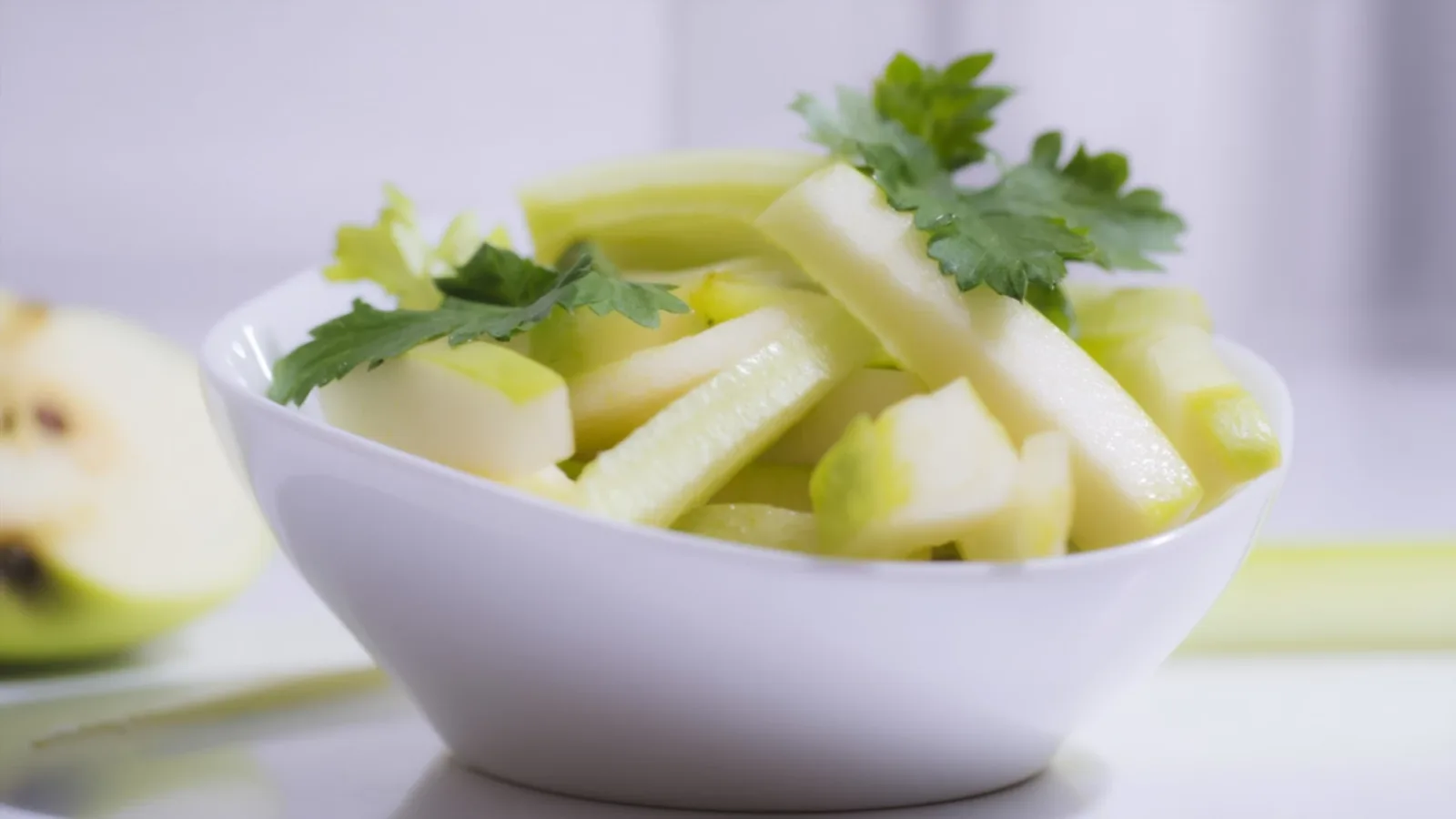 Фото блюда: Салат с яблоком и сельдереем