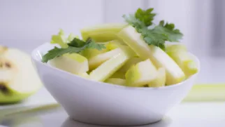 Фото рецепта: Салат с яблоком и сельдереем