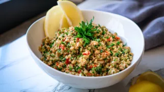 Фото рецепта: Свежий салат табуле с фетаки для легкого обеда