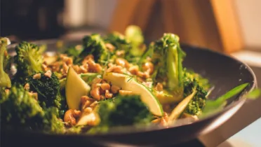 Фото блюда: Теплый салат с балыком и брокколи с насыщенным ореховым вкусом
